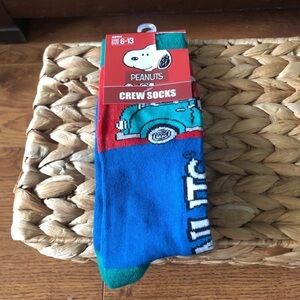 Peanuts: Snoopy in blue car crew socks